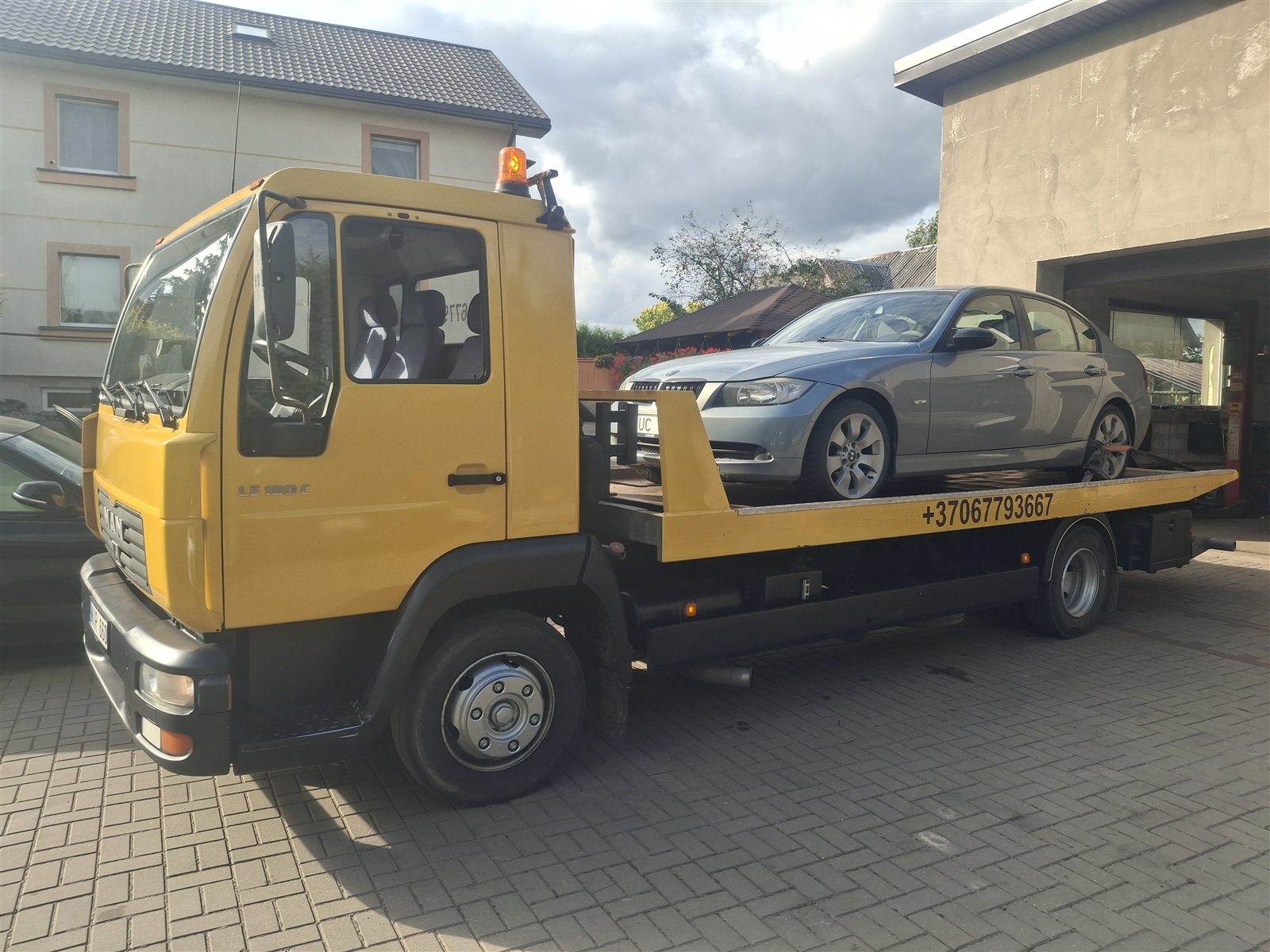 Automobilio transportavimas tralu