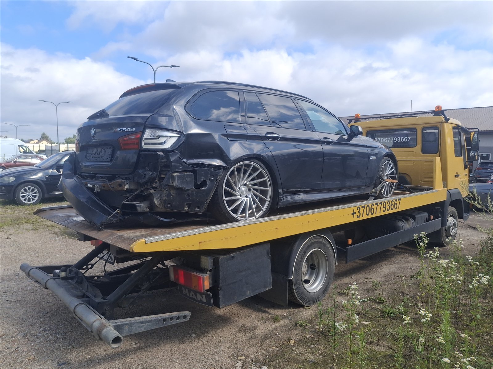 Apgadinto automobilio transportavimas tralu